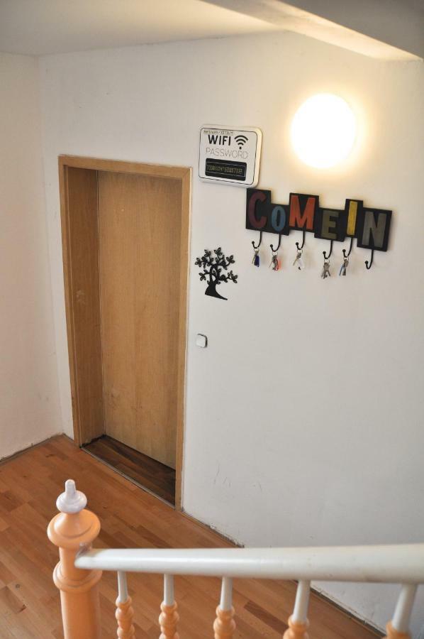 Farbgasse 13 *